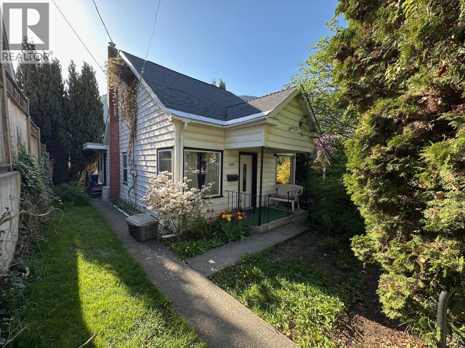 609 Second Street, Nelson, British Columbia  V1L 2L7 - Photo 2 - 10402803