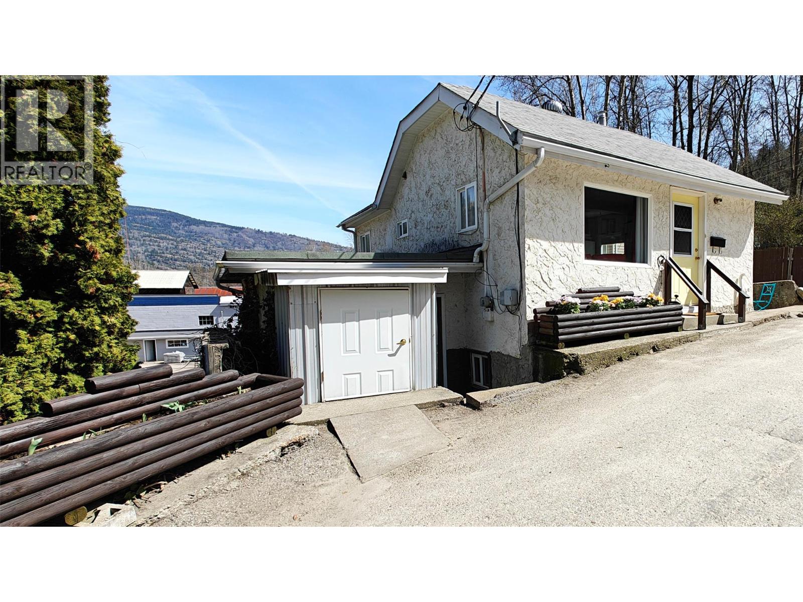 521 Turner Street, Warfield, British Columbia  V1R 2P6 - Photo 1 - 10402730