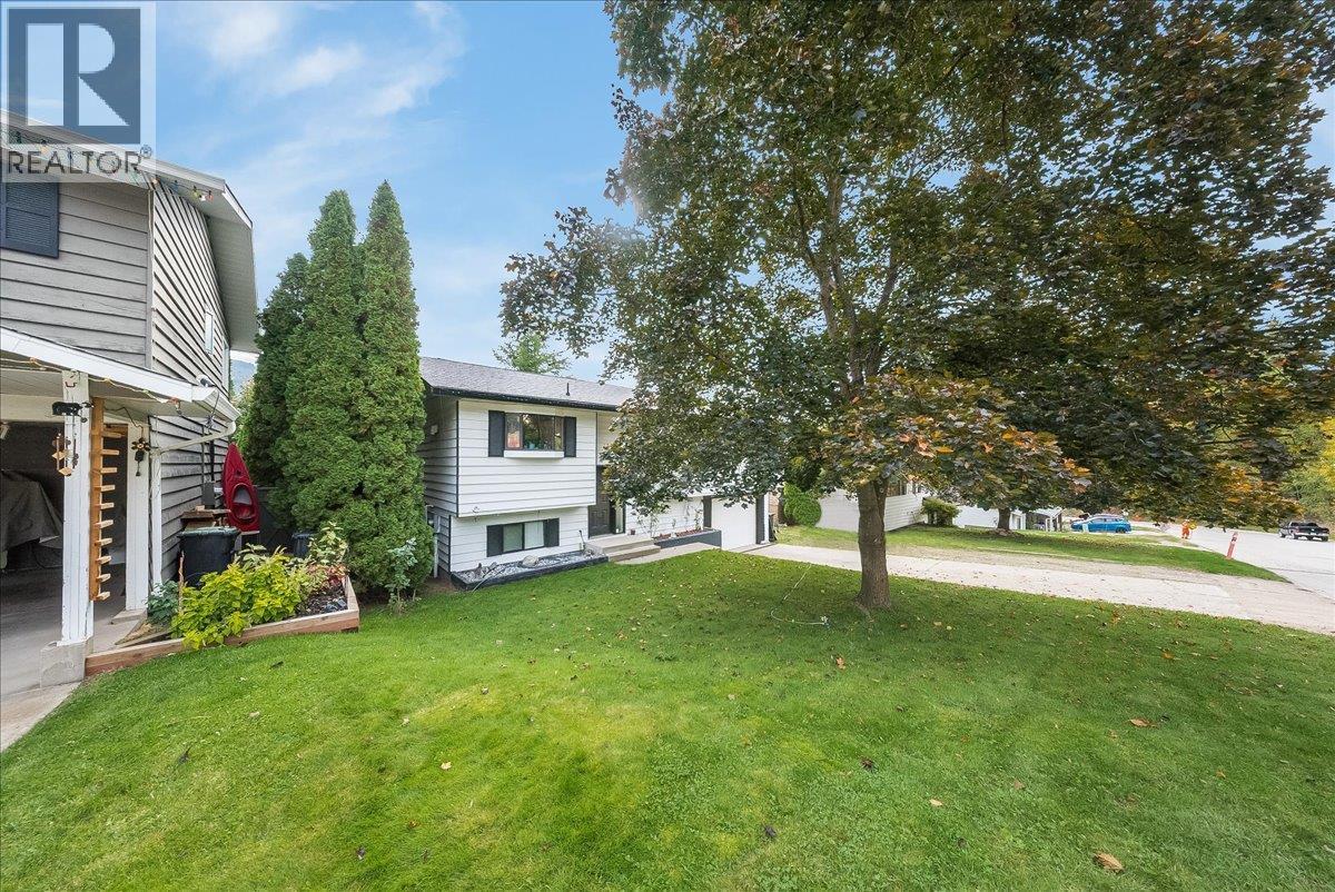 3609 Southridge Drive, Castlegar, British Columbia  V1N 3X7 - Photo 2 - 10402804