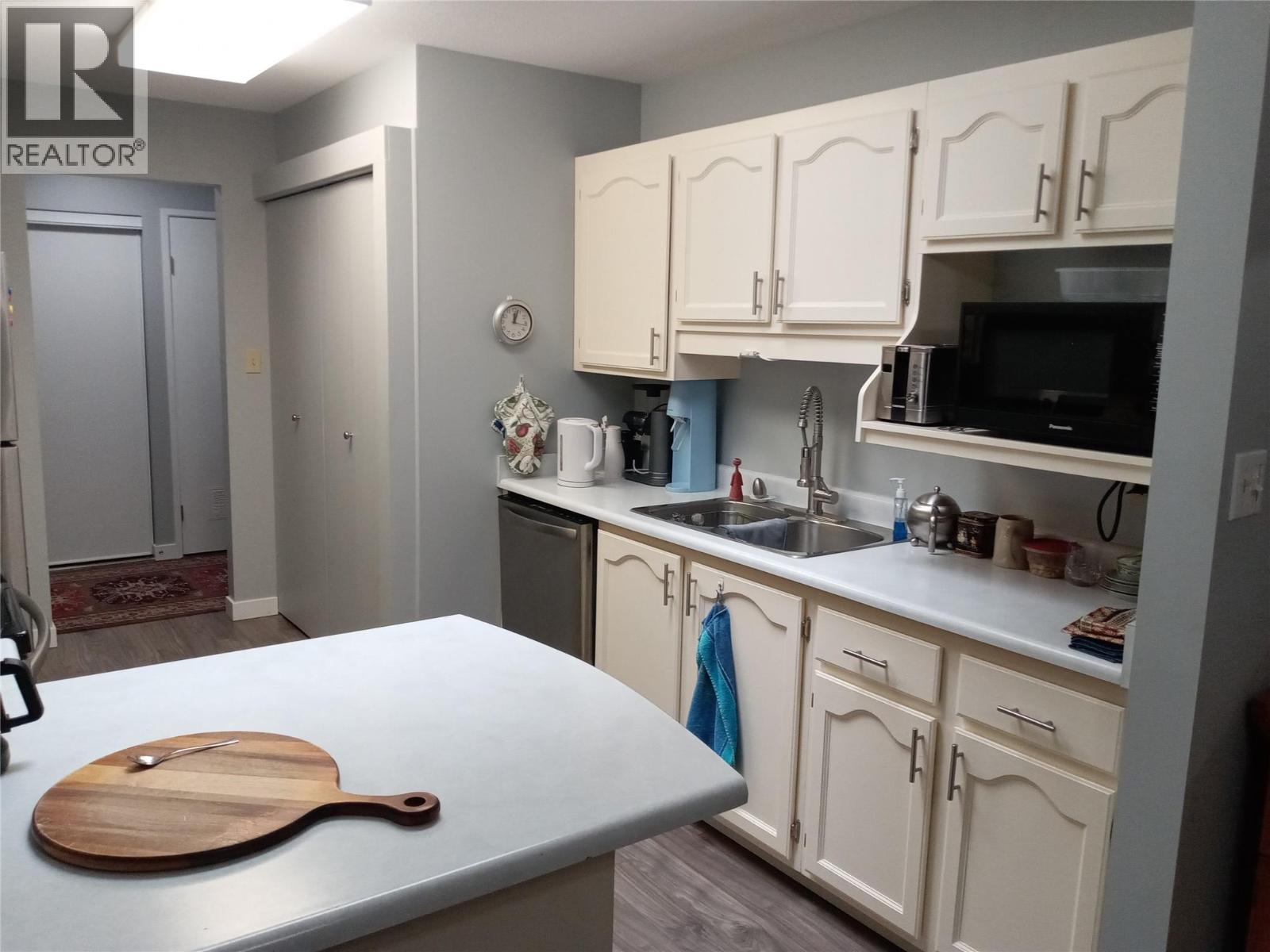 272 Green Avenue Unit# 401, Penticton, British Columbia  V2A 3T2 - Photo 2 - 10402934