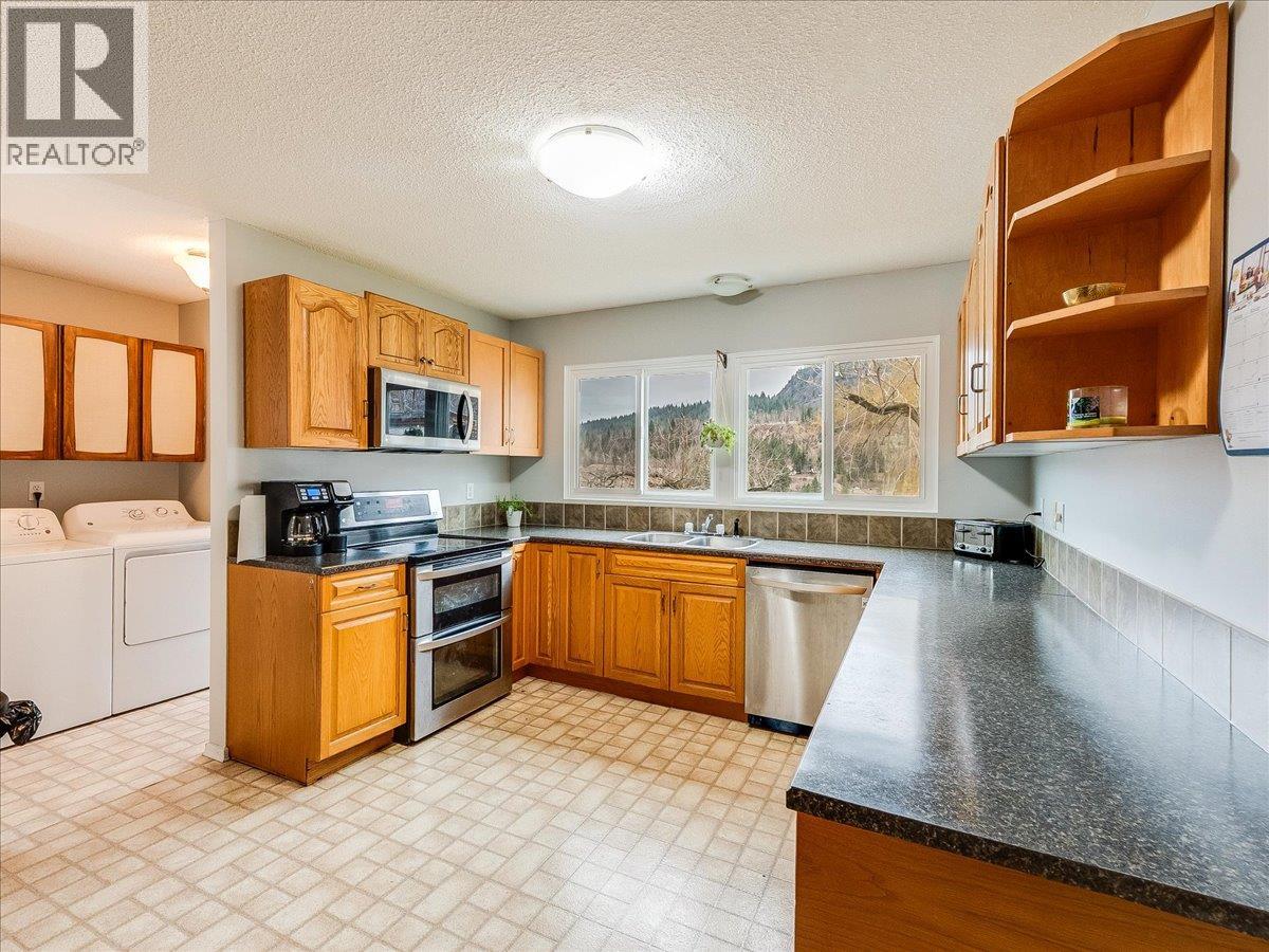 3866 Carnation Drive, Trail, British Columbia  V1R 4W9 - Photo 12 - 10402847