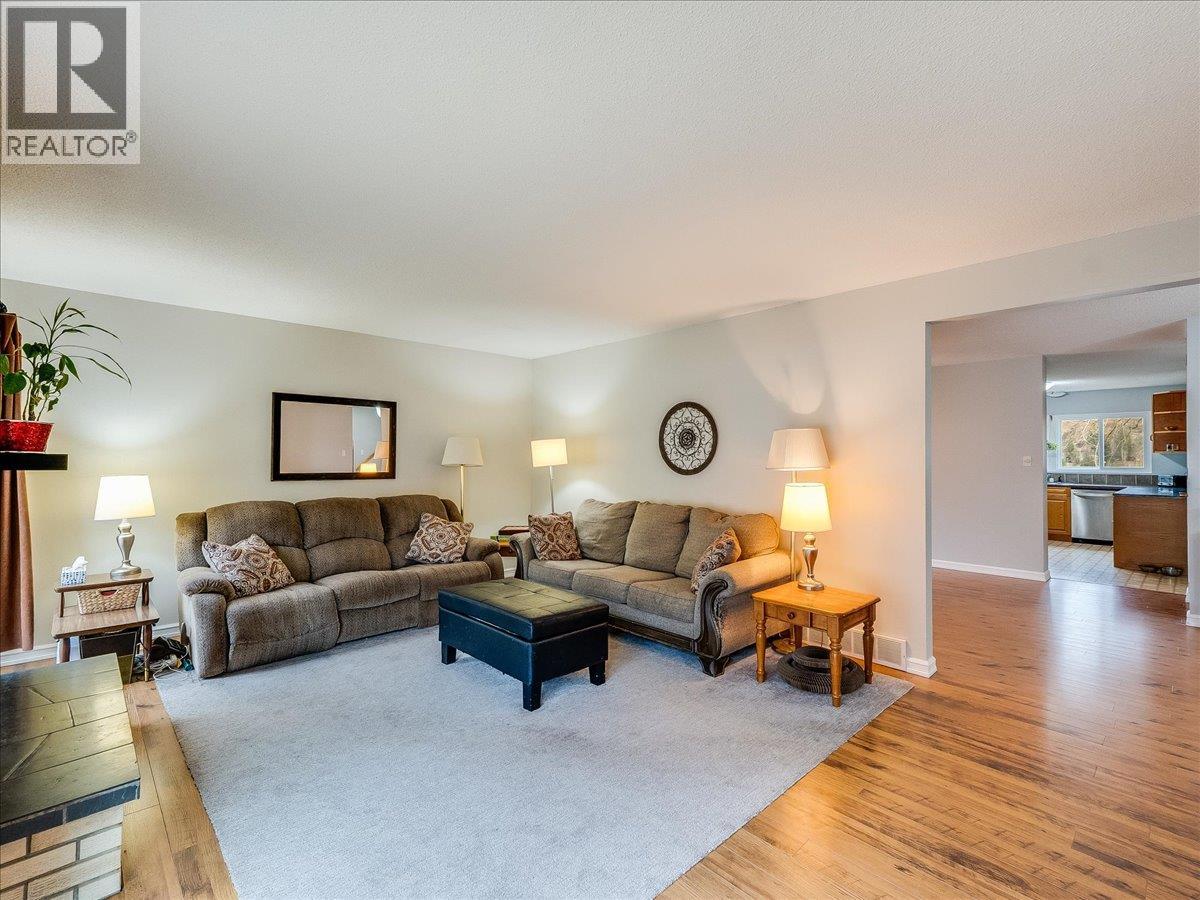 3866 Carnation Drive, Trail, British Columbia  V1R 4W9 - Photo 5 - 10402847