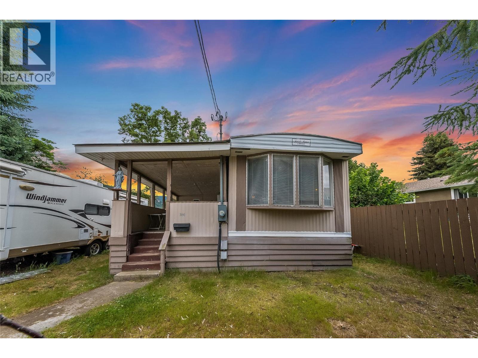 304 103 Street, Castlegar, British Columbia  V1N 3G2 - Photo 1 - 10403051