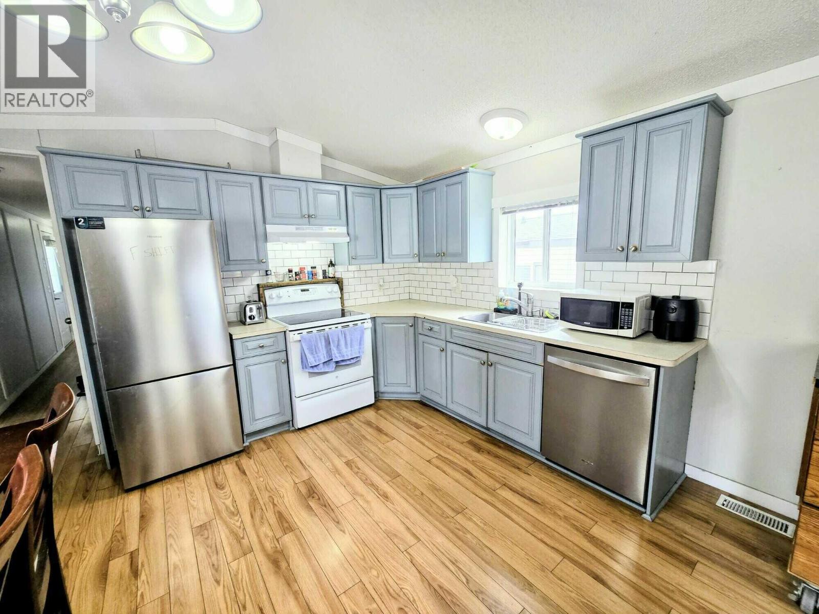 21 Champlain Place, Elkford, British Columbia  V0B 1H0 - Photo 2 - 10403041
