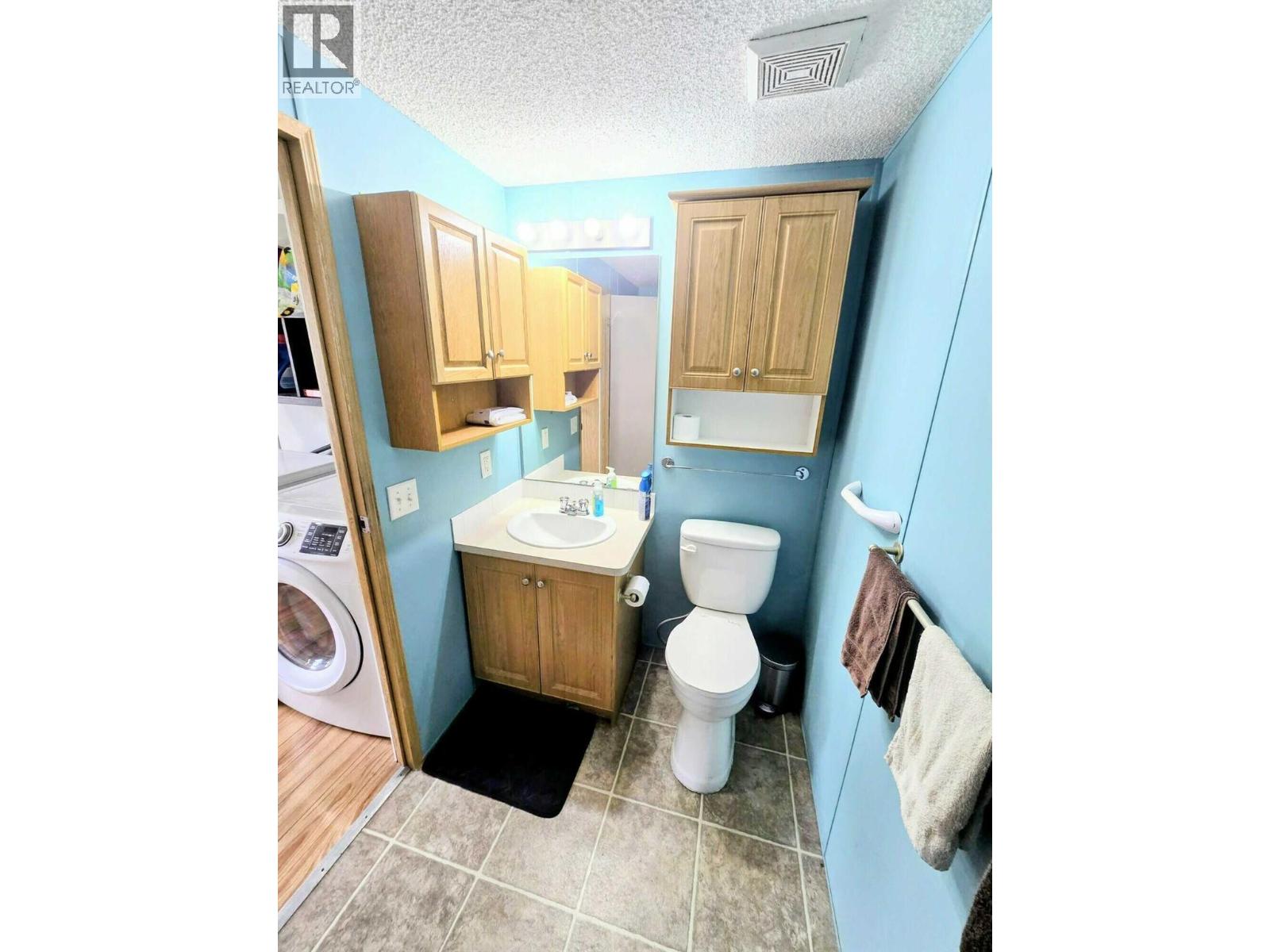 21 Champlain Place, Elkford, British Columbia  V0B 1H0 - Photo 8 - 10403041