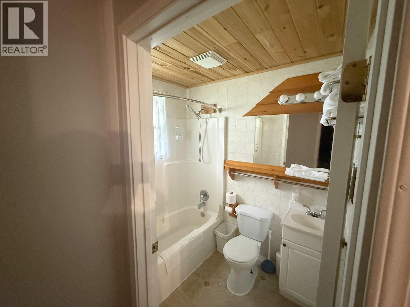 6871 Trans Canada Highway Nw, Salmon Arm, British Columbia  V1E 3A2 - Photo 19 - 10402761