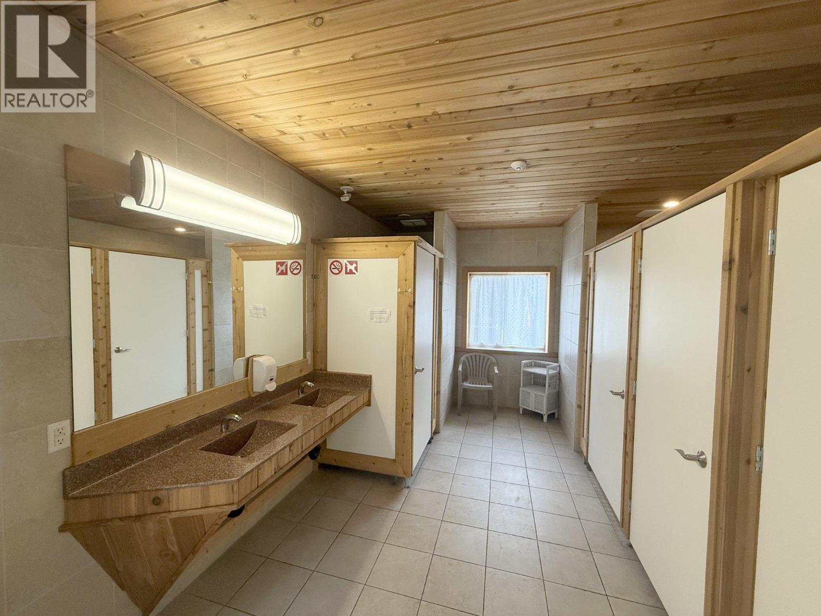 6871 Trans Canada Highway Nw, Salmon Arm, British Columbia  V1E 3A2 - Photo 22 - 10402761