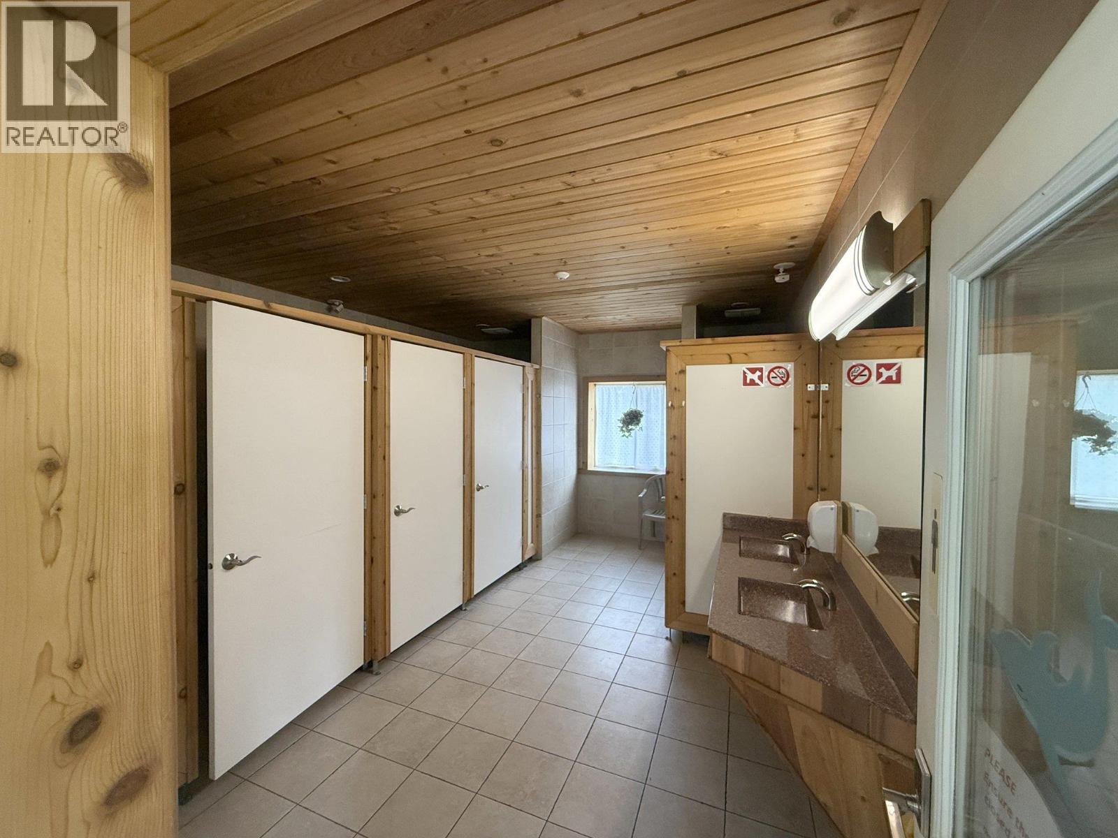 6871 Trans Canada Highway Nw, Salmon Arm, British Columbia  V1E 3A2 - Photo 23 - 10402761