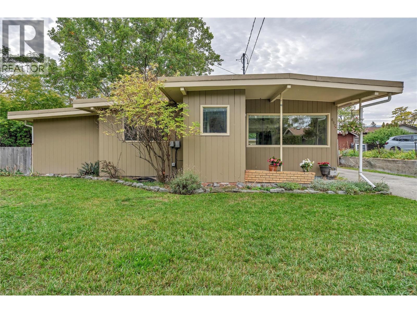 692 Vancouver Avenue, Penticton, British Columbia  V2A 1A6 - Photo 2 - 10403036