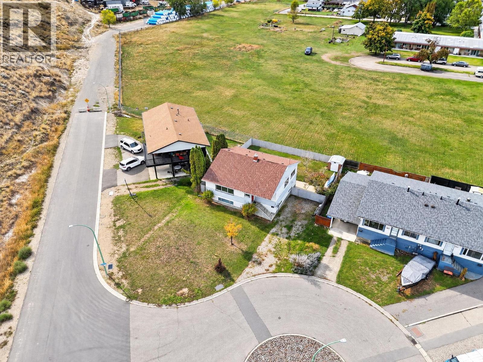 879 Trench Court, Kelowna, British Columbia  V1Y 8H3 - Photo 2 - 10402537
