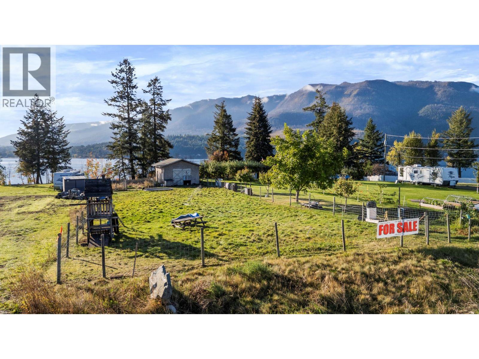 2836 Simpson Road, Lee Creek, British Columbia  V0E 1M4 - Photo 19 - 10402842