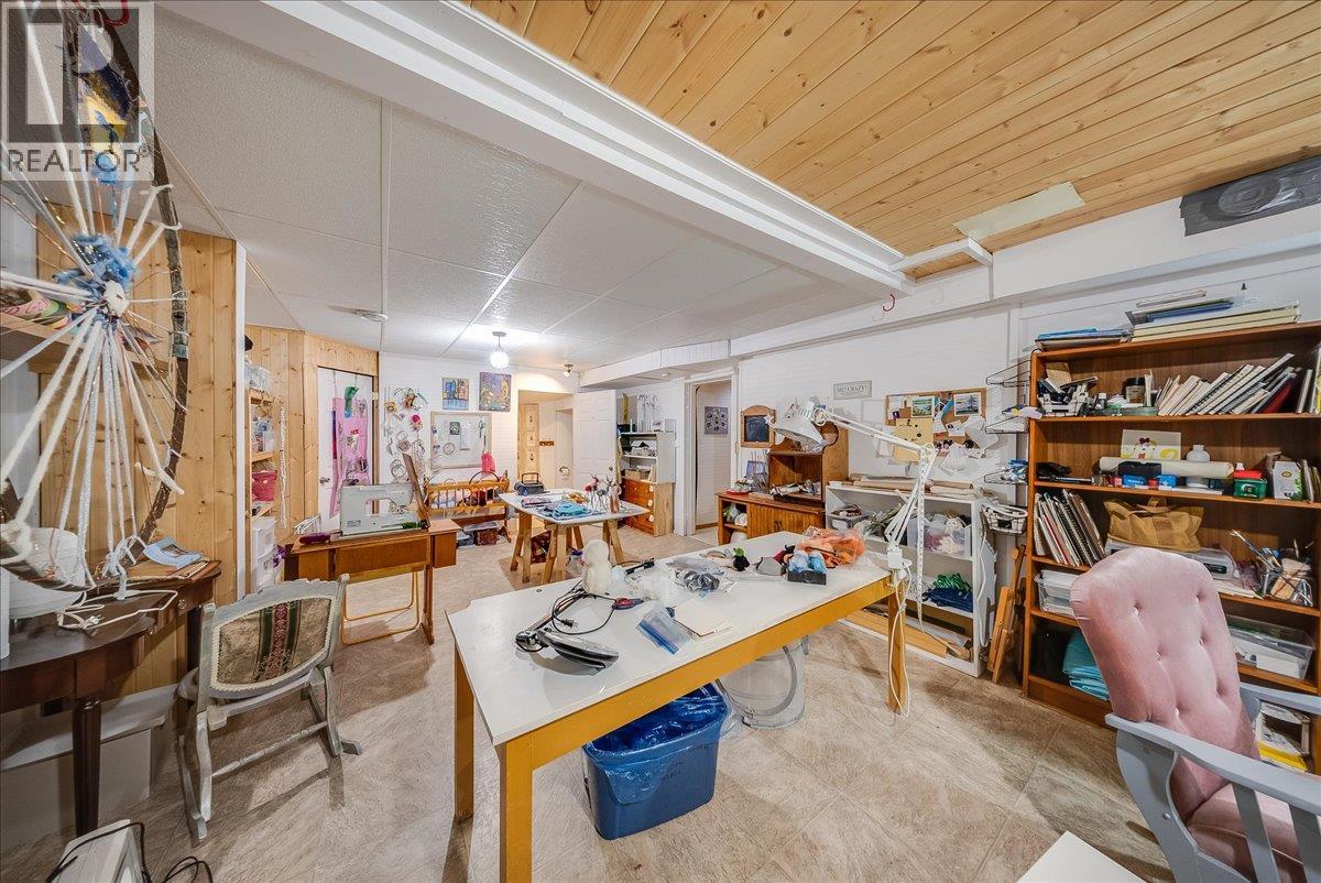 2510 Cooke Avenue, Rossland, British Columbia  V0G 1Y0 - Photo 11 - 10402924