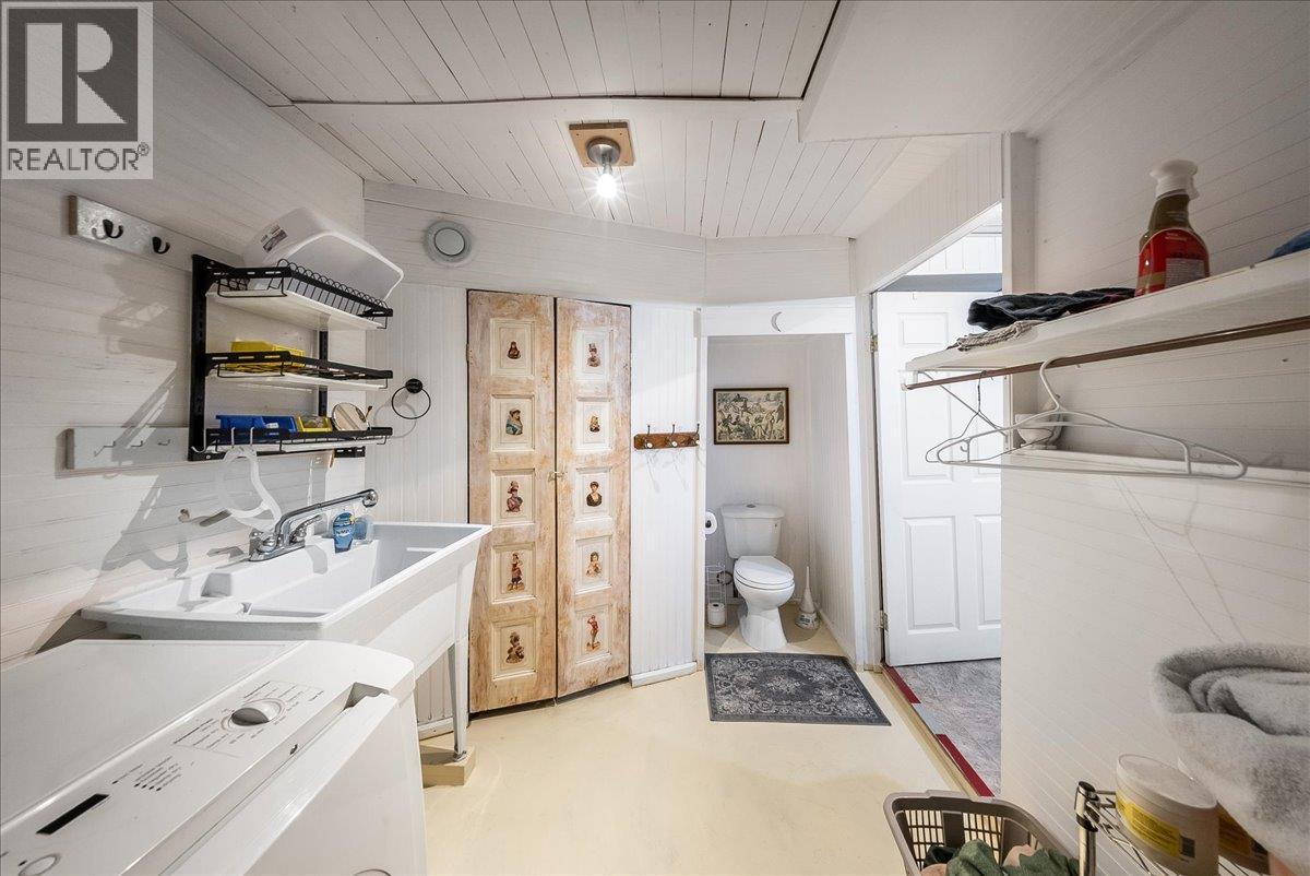 2510 Cooke Avenue, Rossland, British Columbia  V0G 1Y0 - Photo 15 - 10402924