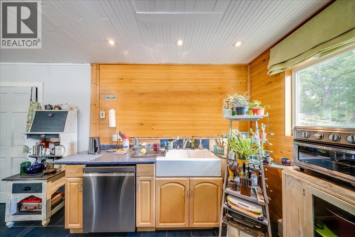 2510 Cooke Avenue, Rossland, British Columbia  V0G 1Y0 - Photo 19 - 10402924