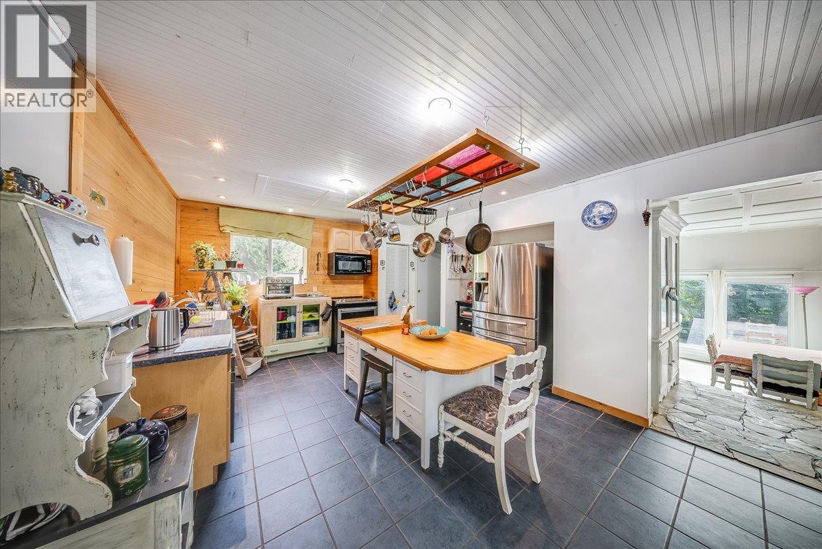 2510 Cooke Avenue, Rossland, British Columbia  V0G 1Y0 - Photo 21 - 10402924