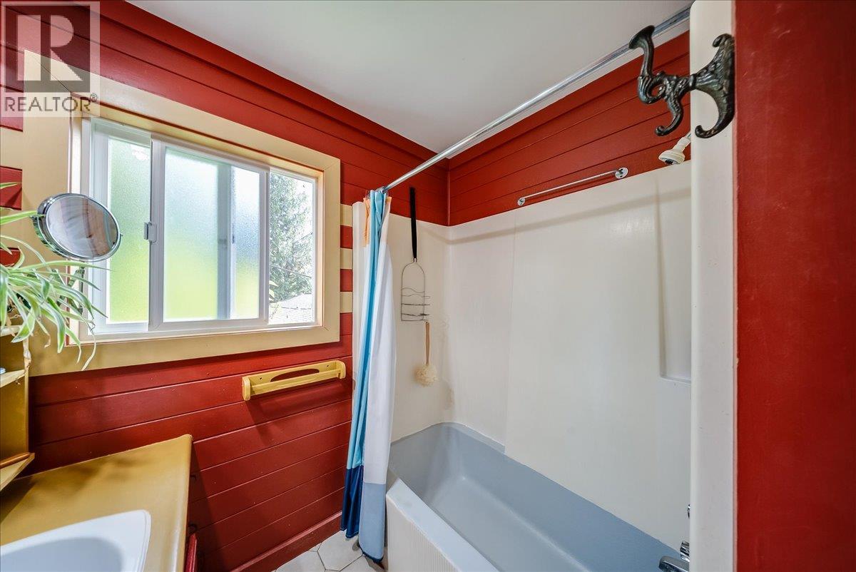 2510 Cooke Avenue, Rossland, British Columbia  V0G 1Y0 - Photo 31 - 10402924