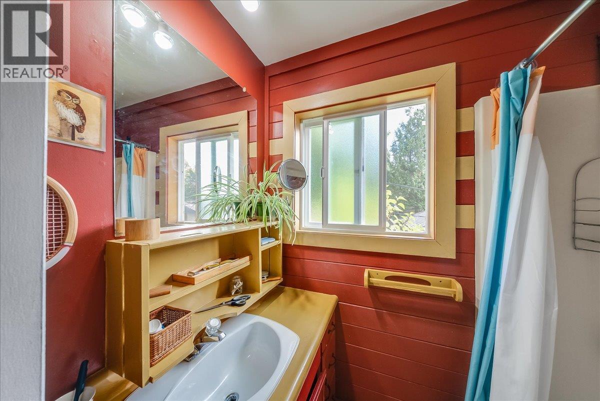 2510 Cooke Avenue, Rossland, British Columbia  V0G 1Y0 - Photo 32 - 10402924