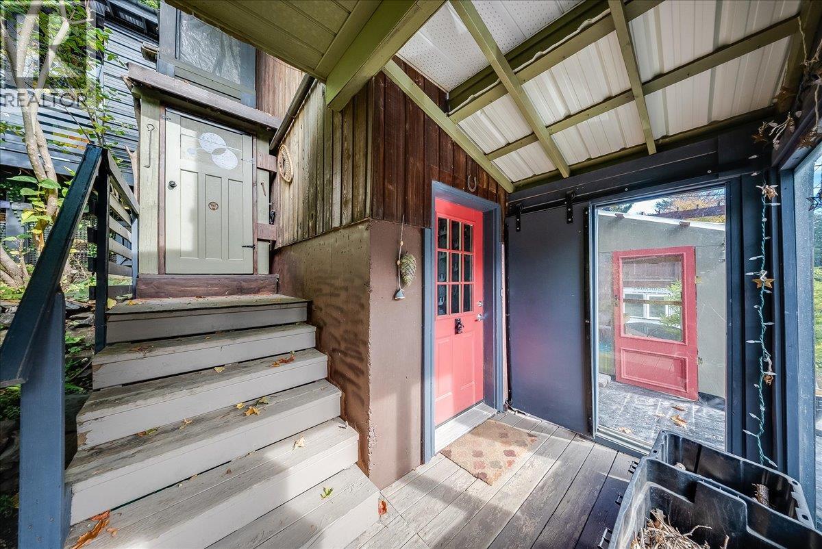 2510 Cooke Avenue, Rossland, British Columbia  V0G 1Y0 - Photo 8 - 10402924