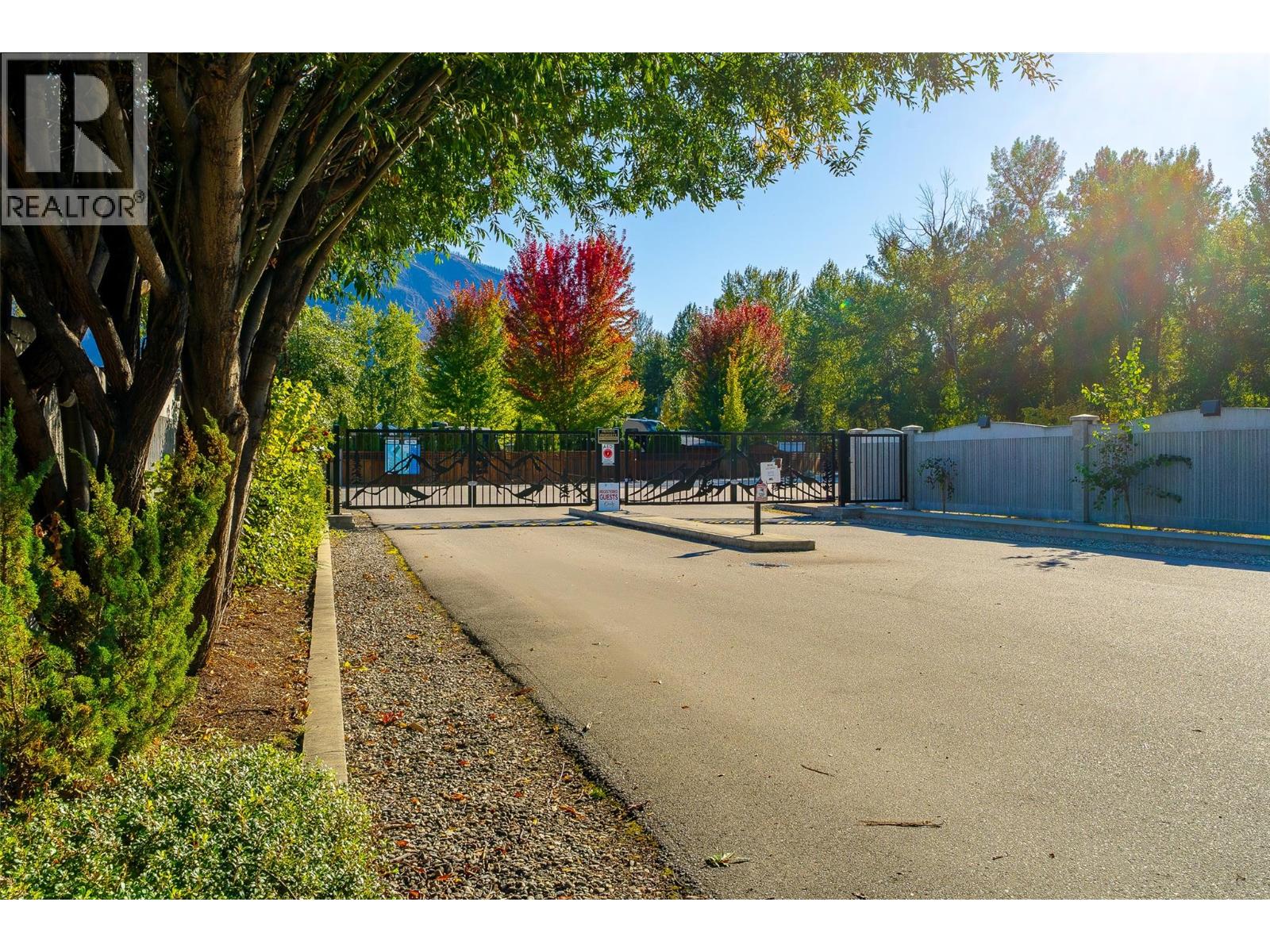 46 Cottonwood Drive N, Lee Creek, British Columbia  V0E 1M4 - Photo 3 - 10402354