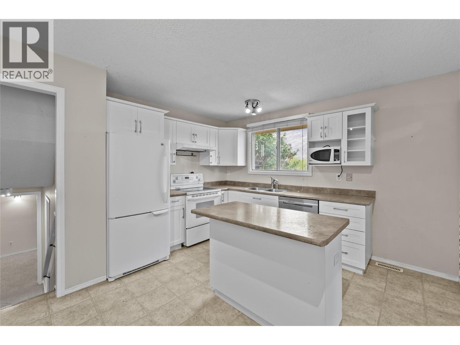 2161 Perryville Place, Kamloops, British Columbia  V2B 7Y1 - Photo 2 - 10403212