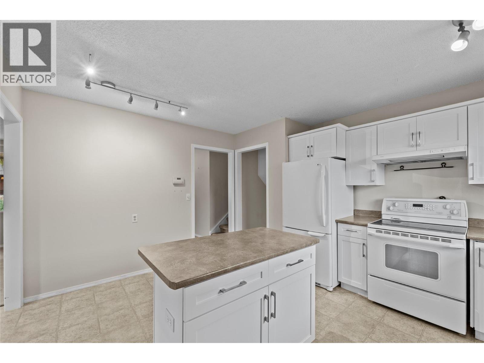 2161 Perryville Place, Kamloops, British Columbia  V2B 7Y1 - Photo 4 - 10403212