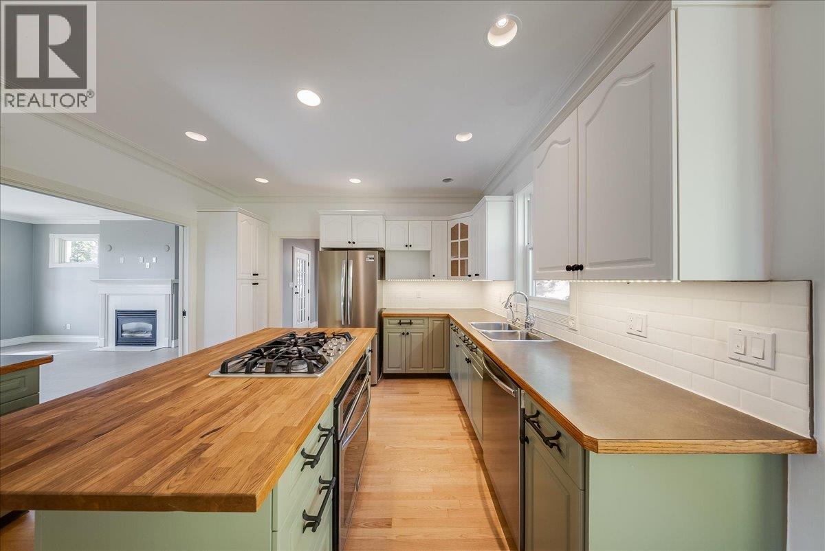 1860 Planer Crescent, Rossland, British Columbia  V0G 1Y0 - Photo 10 - 10403211