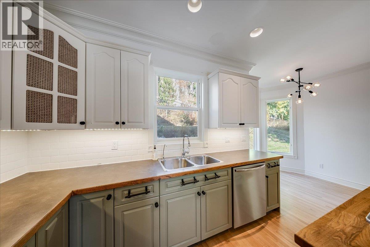 1860 Planer Crescent, Rossland, British Columbia  V0G 1Y0 - Photo 13 - 10403211