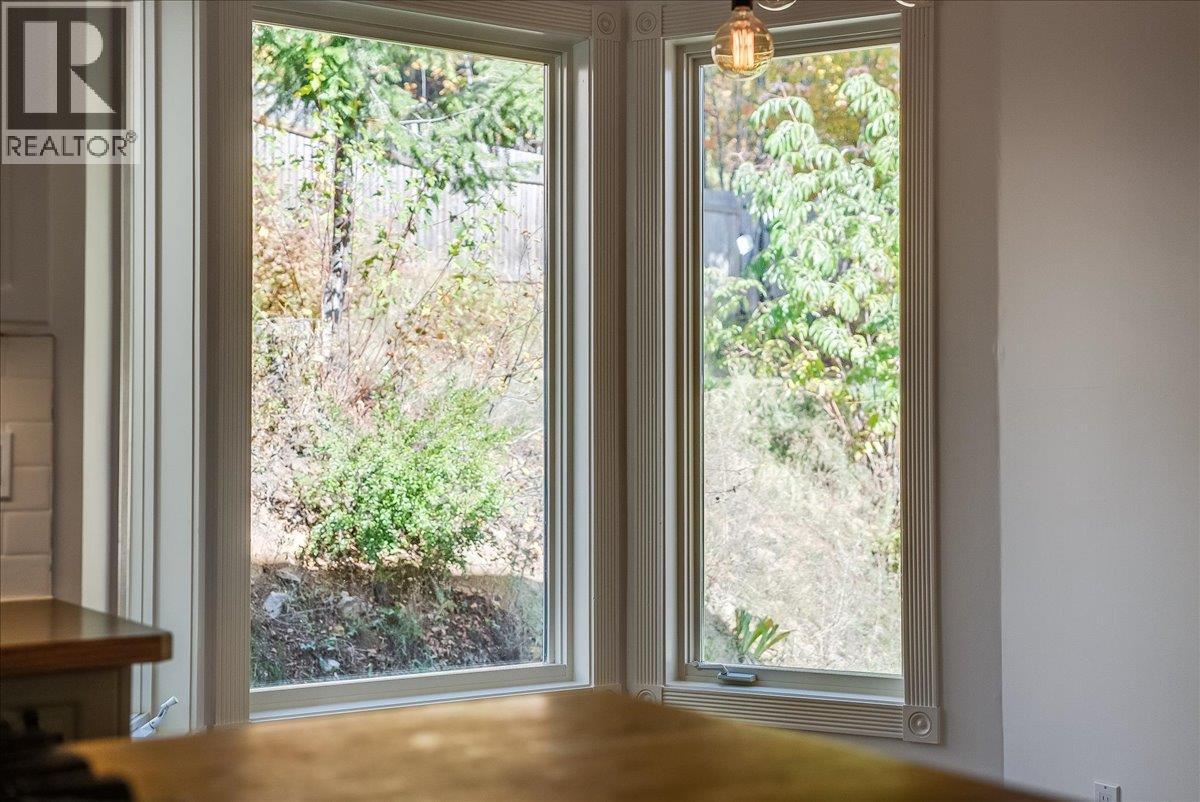 1860 Planer Crescent, Rossland, British Columbia  V0G 1Y0 - Photo 18 - 10403211