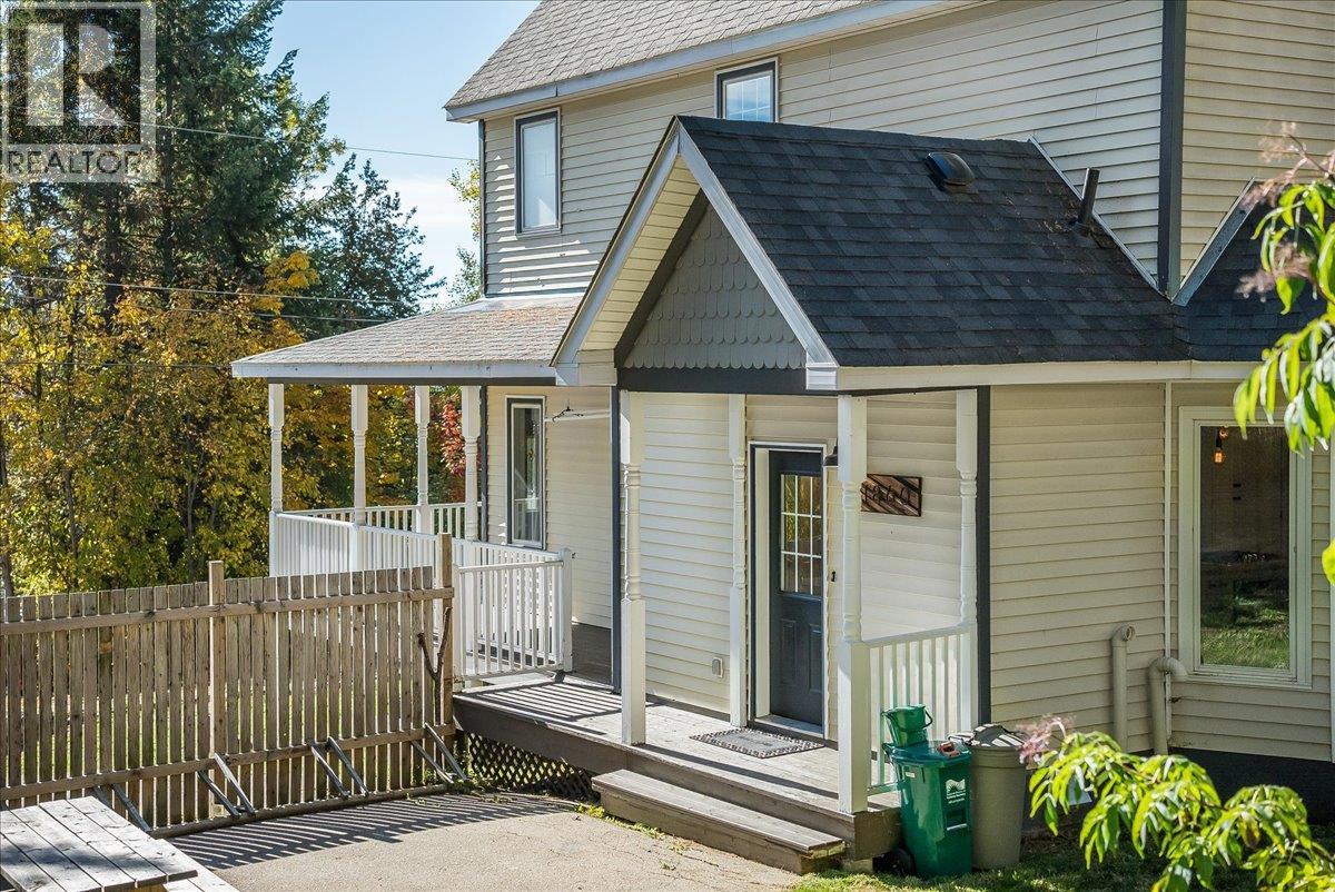 1860 Planer Crescent, Rossland, British Columbia  V0G 1Y0 - Photo 4 - 10403211