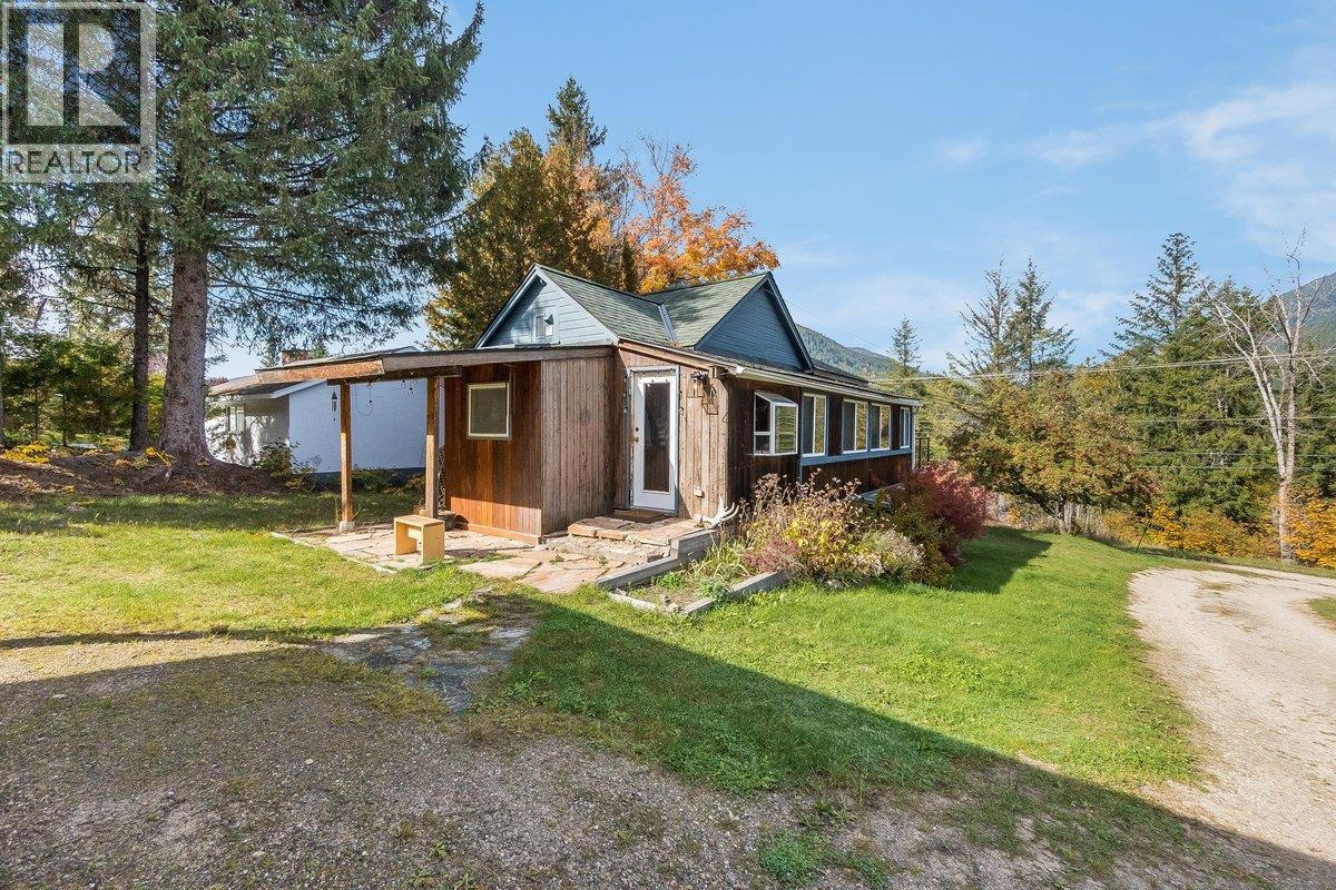 3051 Fofonow Road, Nelson, British Columbia  V1L 6Y5 - Photo 3 - 10403260