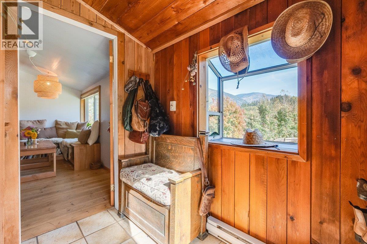 3051 Fofonow Road, Nelson, British Columbia  V1L 6Y5 - Photo 4 - 10403260