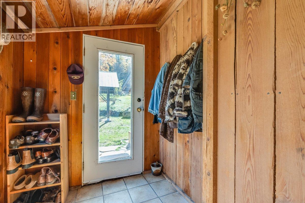 3051 Fofonow Road, Nelson, British Columbia  V1L 6Y5 - Photo 5 - 10403260