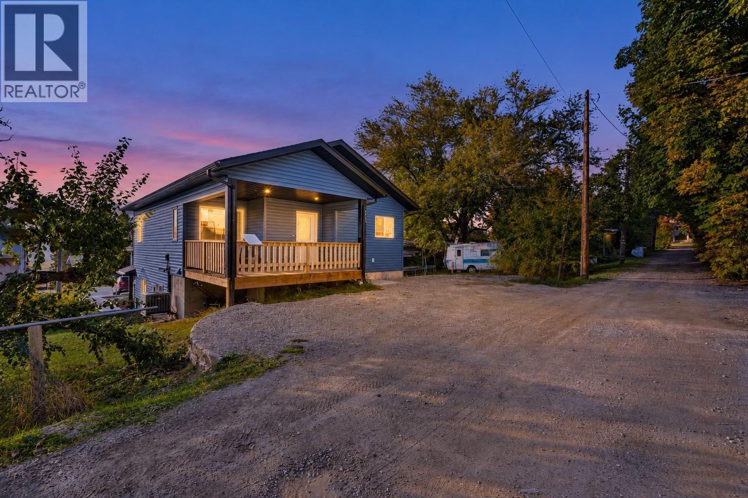 220 6th Avenue N, Creston, British Columbia  V0B 1G3 - Photo 1 - 10403014