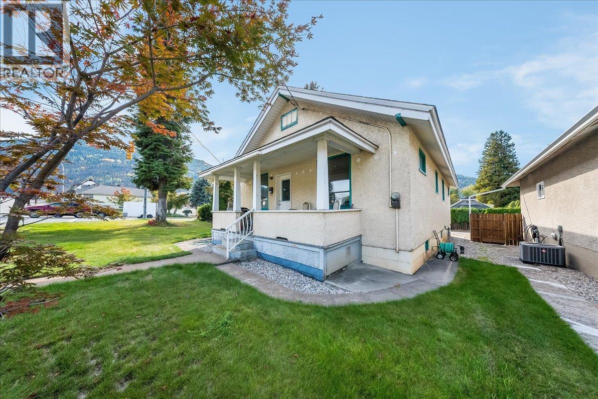 1396 Second Avenue, Trail, British Columbia  V1R 1L9 - Photo 3 - 10403162