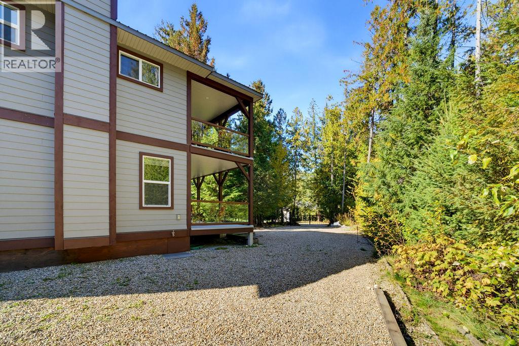 686 Swanbeach Road, Swansea Point, British Columbia  V0E 2K2 - Photo 39 - 10402430