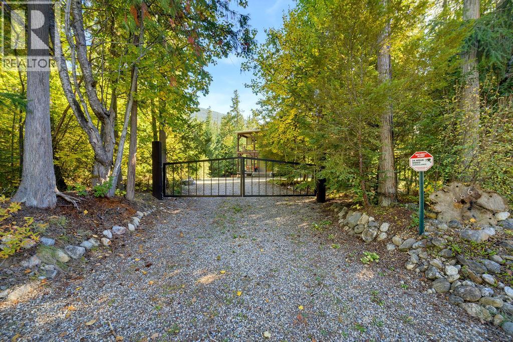 686 Swanbeach Road, Swansea Point, British Columbia  V0E 2K2 - Photo 6 - 10402430