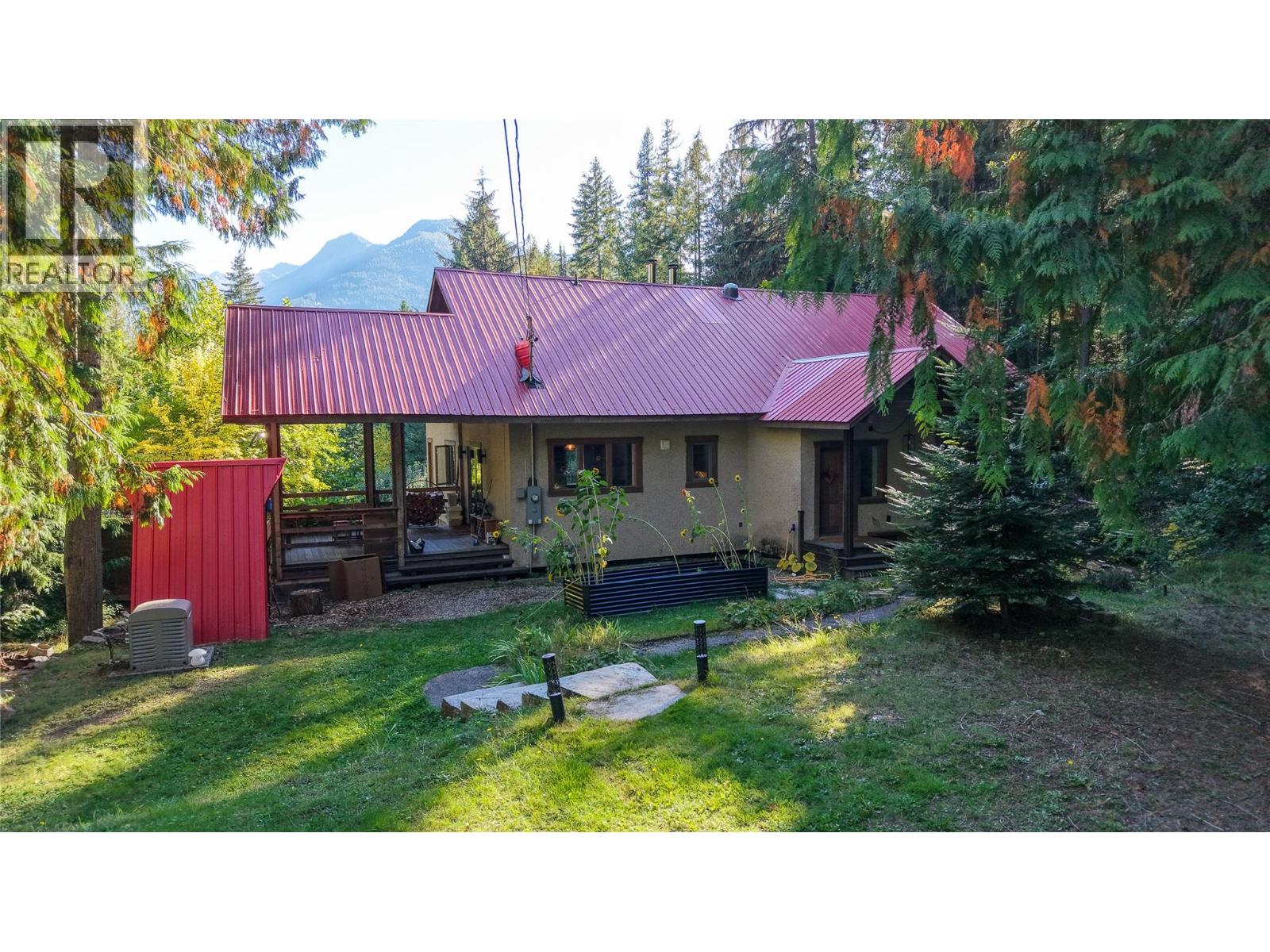 7025 Beggs Road, Nelson, British Columbia  V1L 5P6 - Photo 1 - 10403009