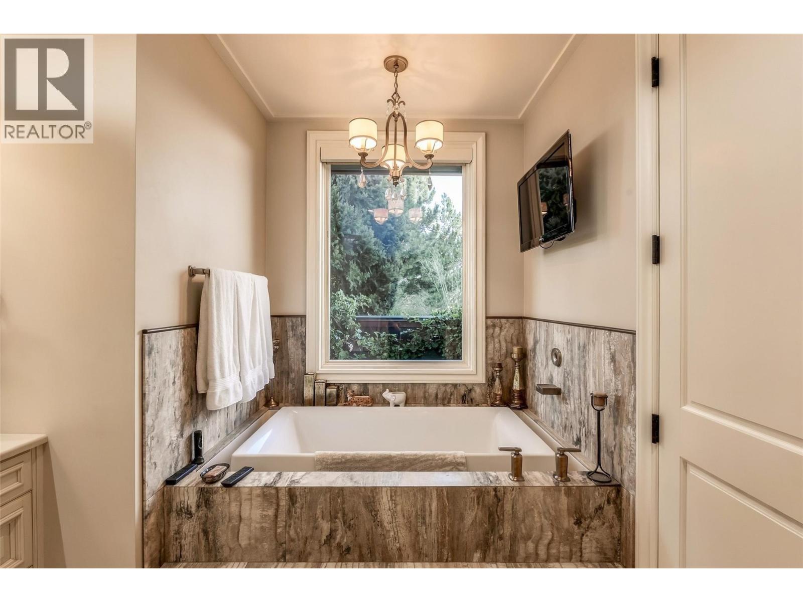 706 Highpointe Court, Kelowna, British Columbia  V1V 2Y3 - Photo 32 - 10402987
