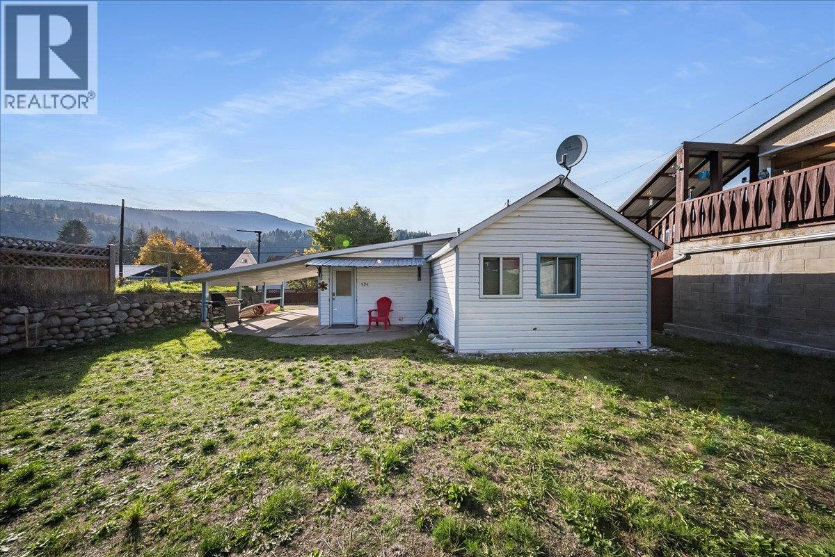 526 8th Avenue, Castlegar, British Columbia  V1N 1N6 - Photo 2 - 10403091