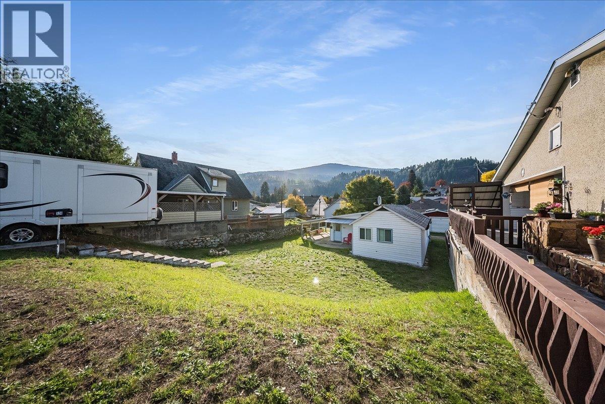 526 8th Avenue, Castlegar, British Columbia  V1N 1N6 - Photo 20 - 10403091