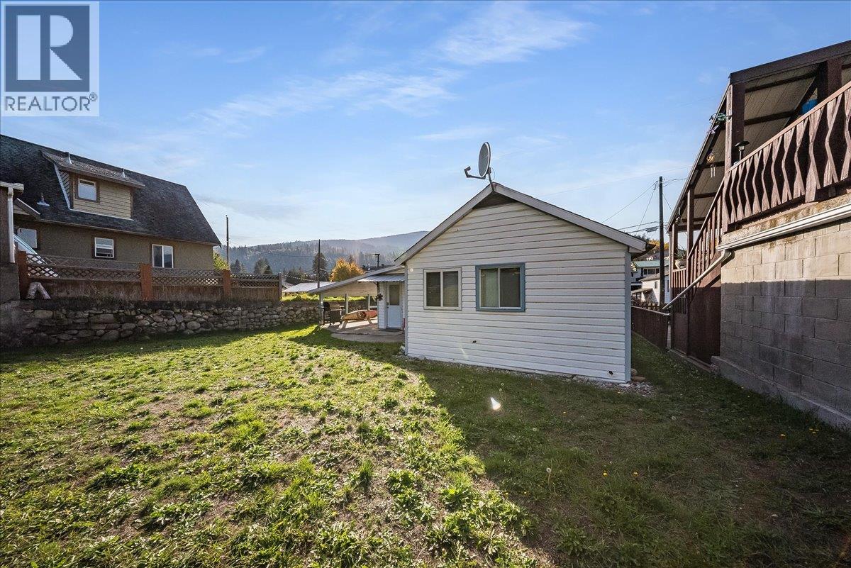 526 8th Avenue, Castlegar, British Columbia  V1N 1N6 - Photo 21 - 10403091