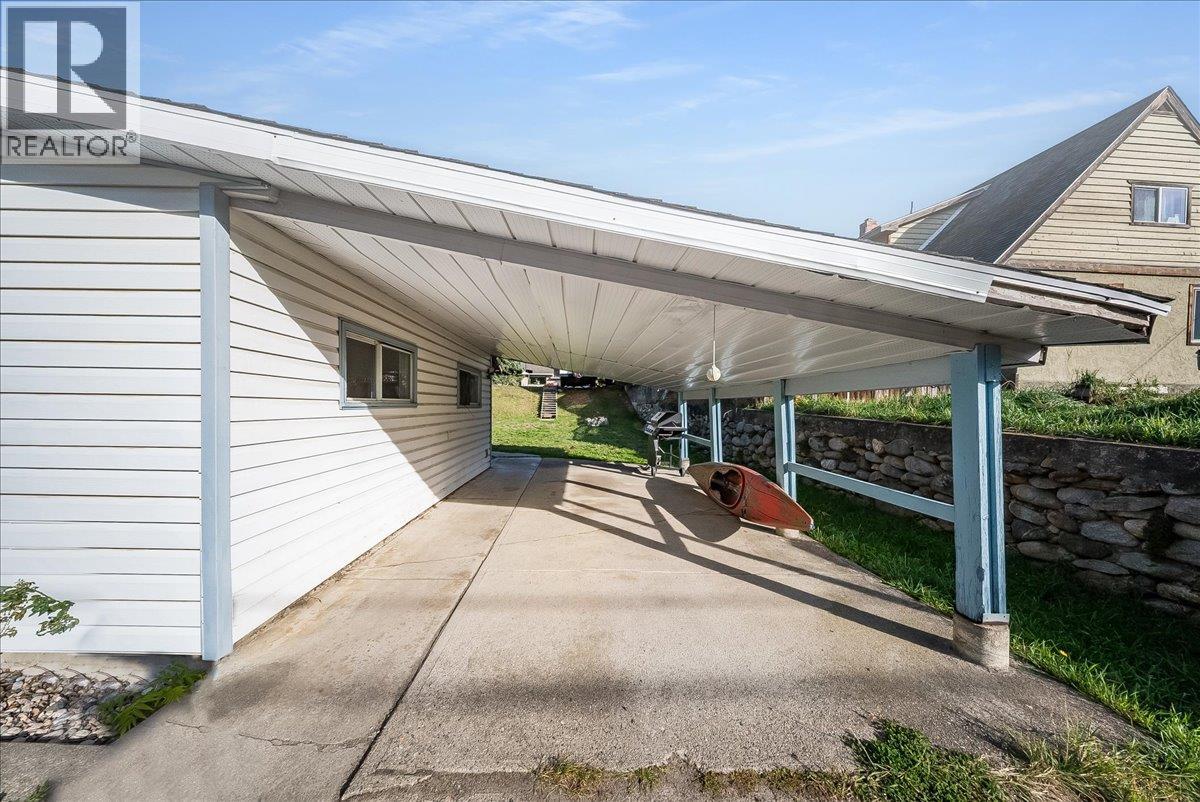526 8th Avenue, Castlegar, British Columbia  V1N 1N6 - Photo 24 - 10403091