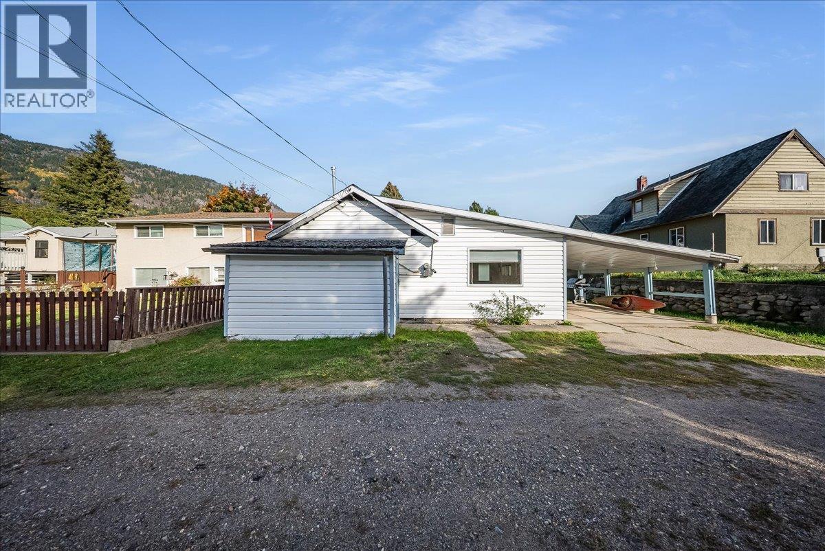 526 8th Avenue, Castlegar, British Columbia  V1N 1N6 - Photo 4 - 10403091
