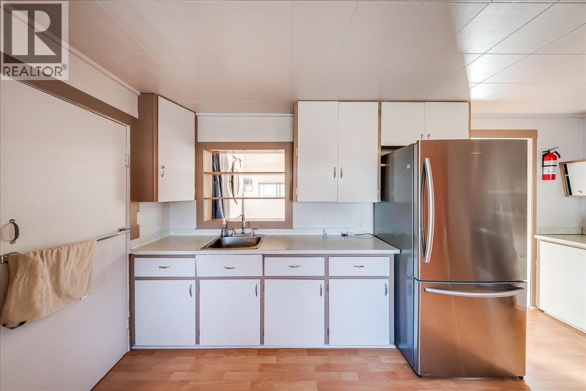 526 8th Avenue, Castlegar, British Columbia  V1N 1N6 - Photo 7 - 10403091