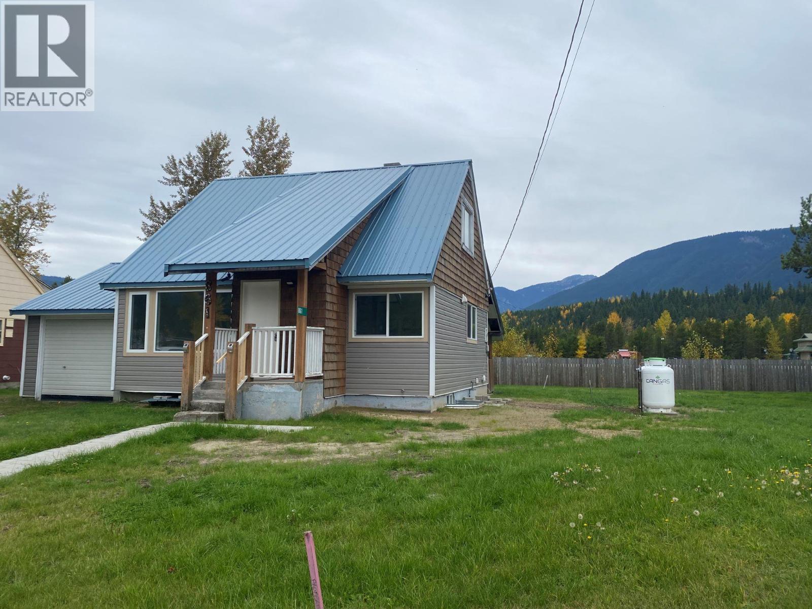 861 Cedar Street, Blue River, British Columbia  V0E 1J0 - Photo 1 - 10403391