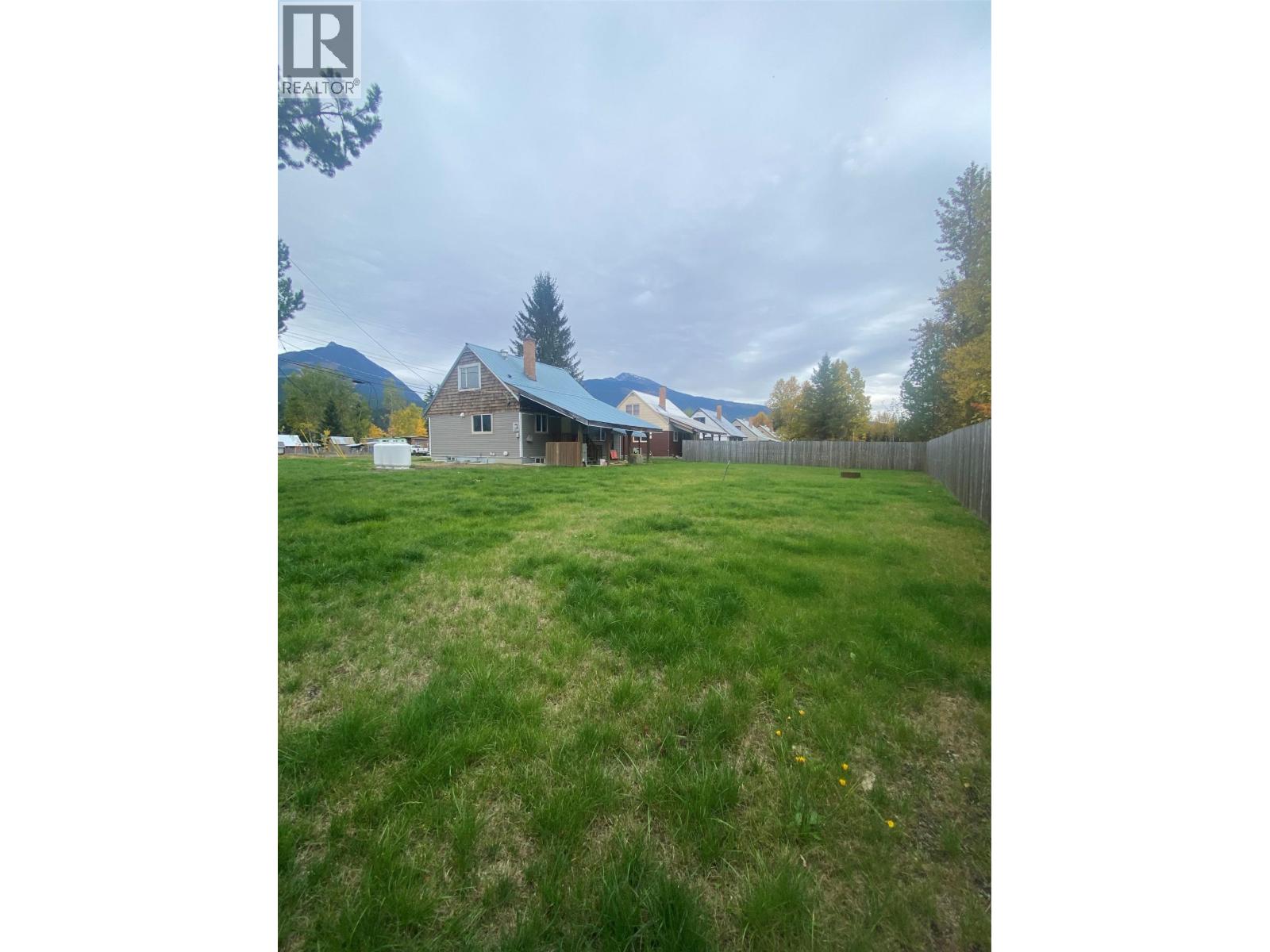 861 Cedar Street, Blue River, British Columbia  V0E 1J0 - Photo 21 - 10403391