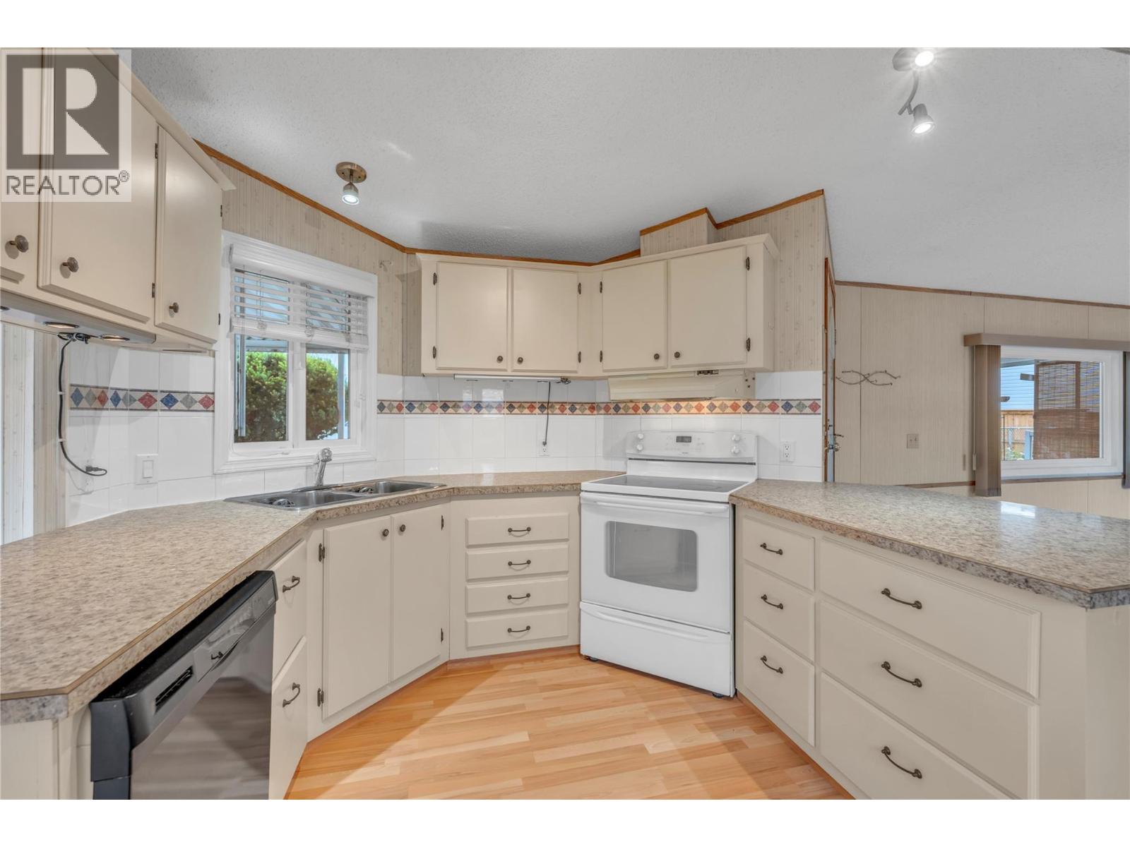 98 Okanagan Avenue E Unit# 25, Penticton, British Columbia  V2A 3J5 - Photo 2 - 10403366