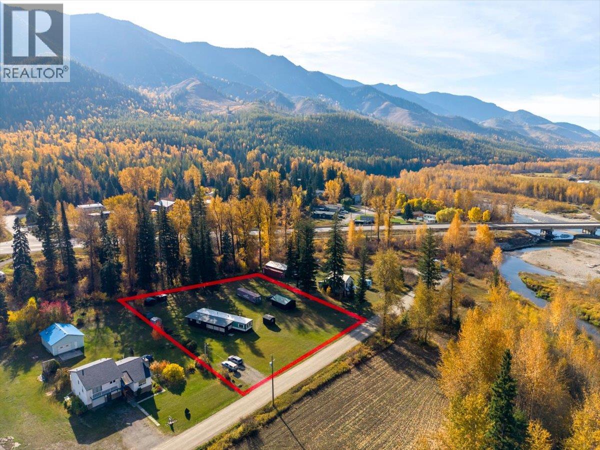 9882 Victoria Street, Fernie, British Columbia  V0B 1M5 - Photo 2 - 10403370