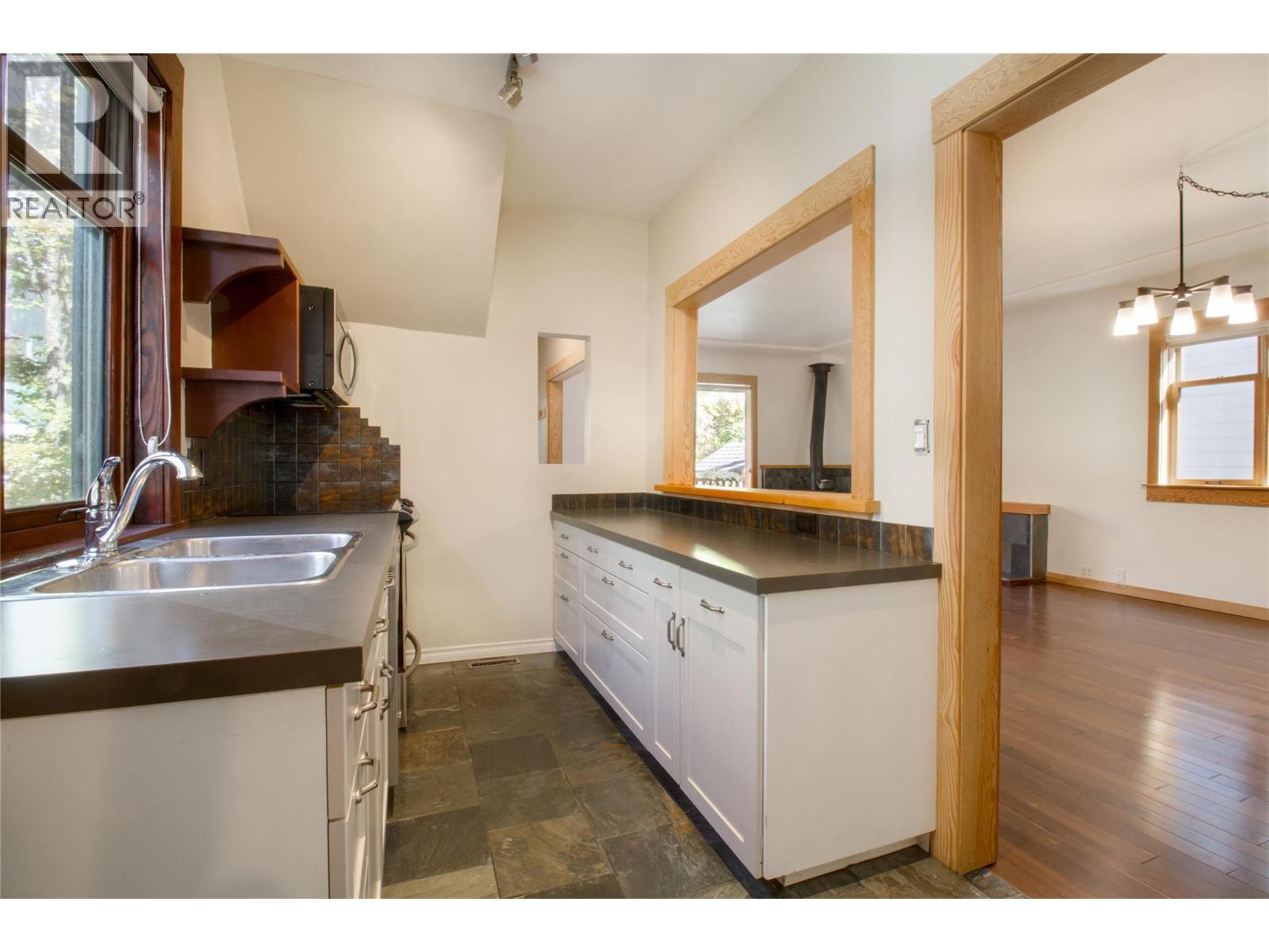 215 Sixth Street E, Revelstoke, British Columbia  V0E 2S0 - Photo 12 - 10403392