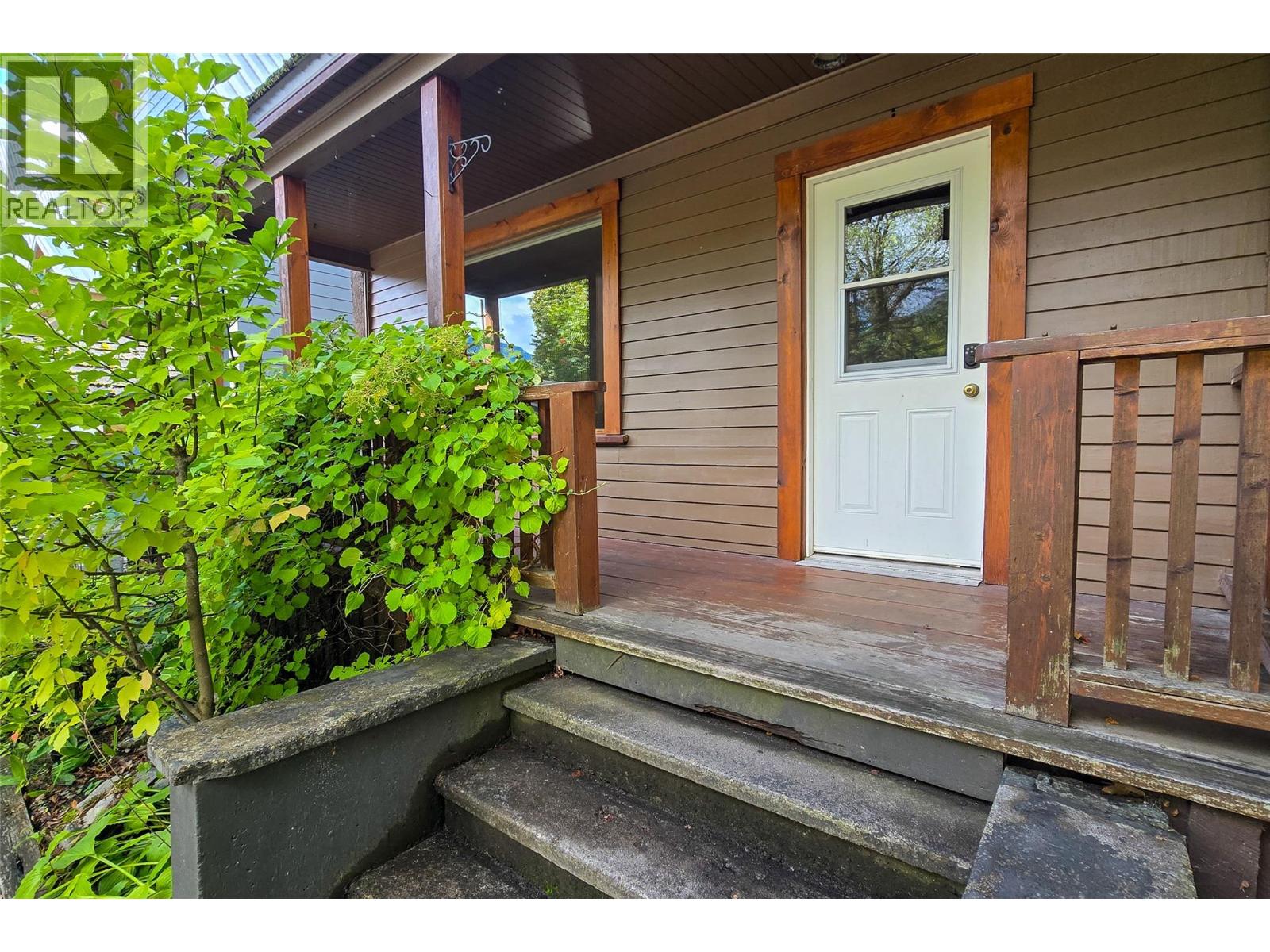 215 Sixth Street E, Revelstoke, British Columbia  V0E 2S0 - Photo 2 - 10403392